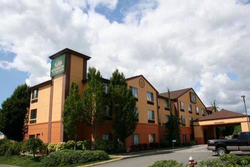 Evergreen Inn & Suites