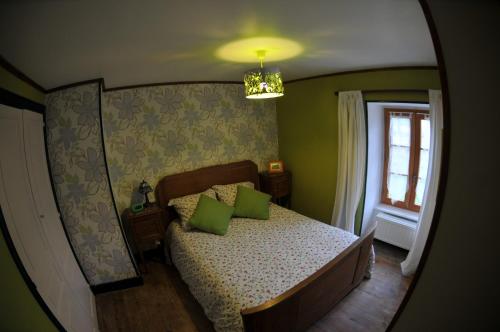 1 double bed, 1 twin bed