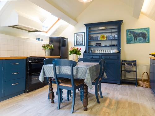 Kitchen, Cleo Gallery Apartments in Kenmare