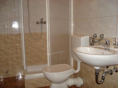 One-Bedroom Apartment (2 Adults + 2 Children)