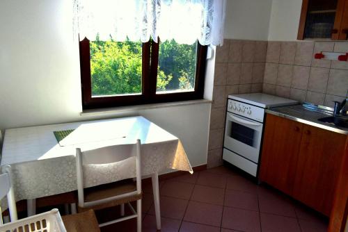  Apartman Hortenzija 2 in Ugljan