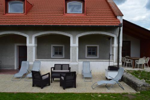 Pécsely House Apartman (Pecsely House Apartman) in Pecsely
