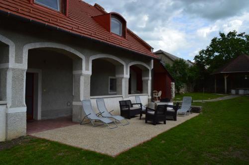 Pécsely House Apartman (Pecsely House Apartman) in Pecsely