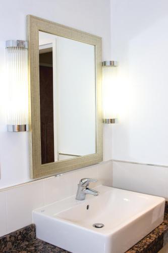 Humber Royal Hotel - image 9