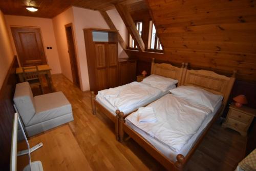 1 queen bed, 1 twin bed