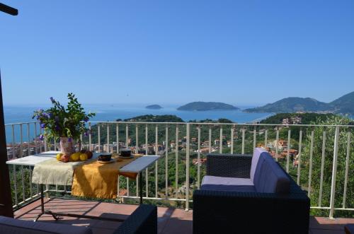 LA CASTELLANA Una Finestra sul Mare- Air Conditioned Lerici