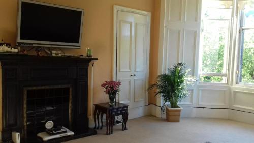 Bright West End Apartment, Hillhead, Glasgow