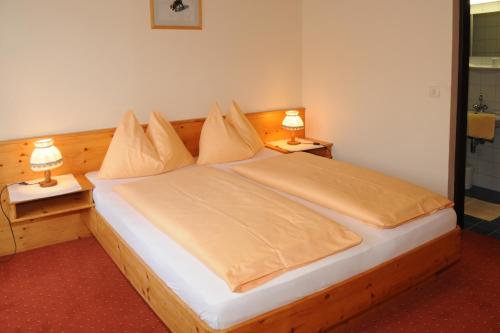 1 queen bed, 1 sofa bed