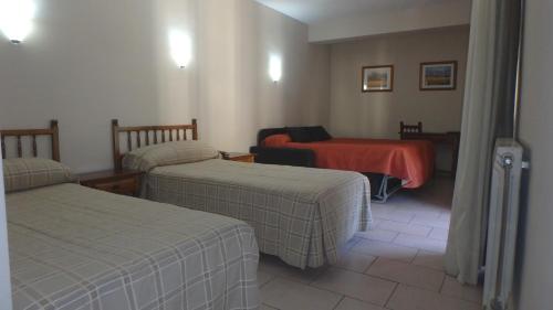 2 twin beds, 1 sofa bed