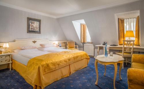 Classic Double Room image 6