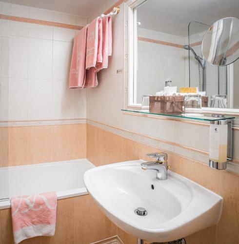 Classic Double Room image 2