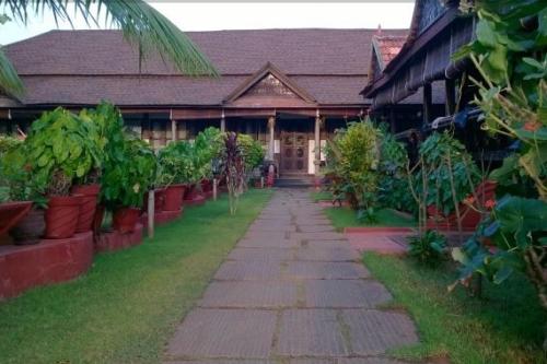 

Cottage stay for a couple, by GuestHouser