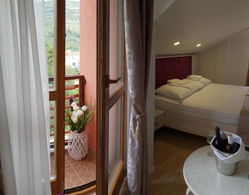 Apis Hotel - image 8