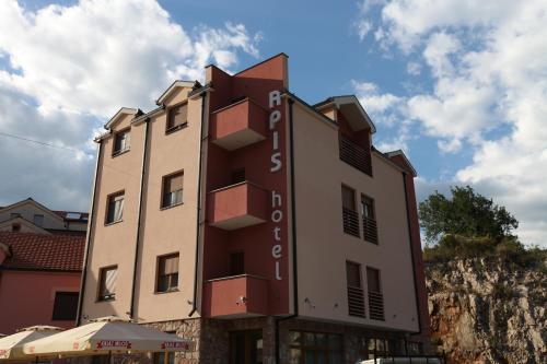 Apis Hotel in 特雷比涅