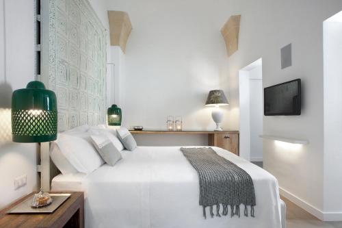 1 queen bed, 2 sofa beds