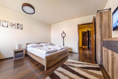 1 queen bed, 2 sofa beds