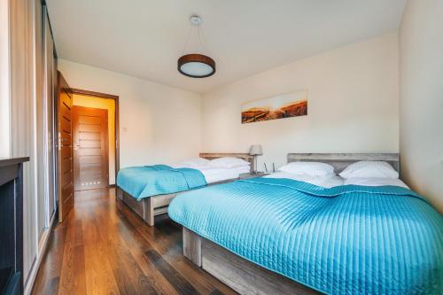 2 queen beds, 1 sofa bed