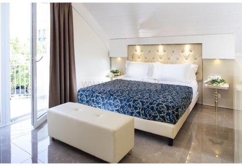 Junior Suite with Partial Sea View