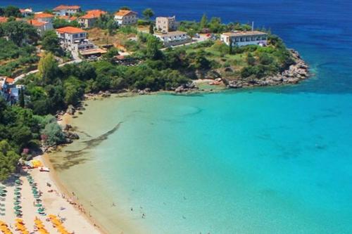  Enjoy the garden next to the beach in Avia