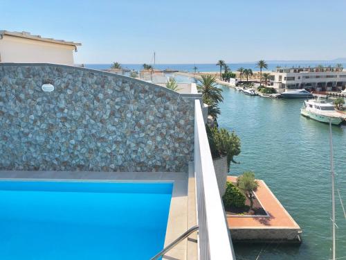  PORT ROYAL B2 3-2 - Apartamento con piscina privada - vistas - wifi - cerca playa, Pension in Empuriabrava