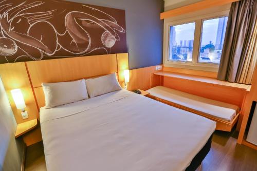 ibis Goiania IBIS Goiania is perfectly located for both business and leisure guests in Goiania. The property offers a wide range of amenities and perks to ensure you have a great time. Service-minded staff will we
