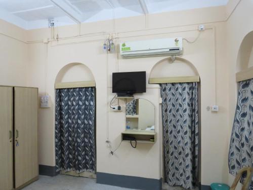 Shaw Guest House Located in Kolkata City Center, Shaw Guest House is a perfect starting point from which to explore Kolkata. The property has everything you need for a comfortable stay. Service-minded staff will welco