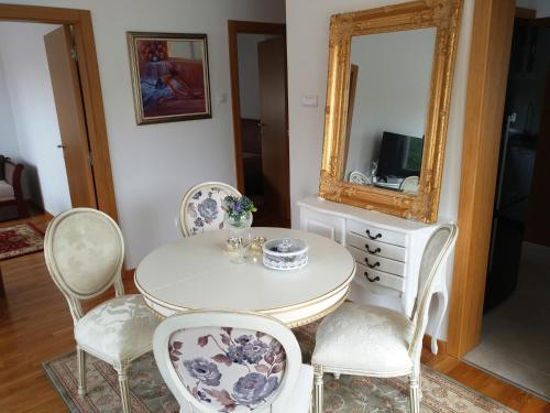 JC10 Apartment 3 bedroom free parking 73sqm - image 4