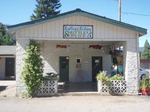 . Forest Lodge Motel
