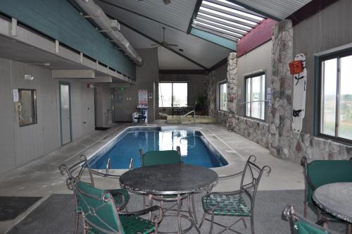 Super 8 by Wyndham Petoskey - image 10