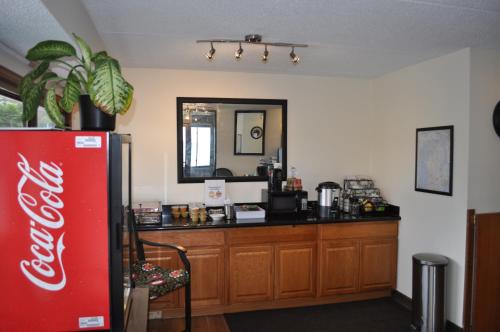 Super 8 by Wyndham Petoskey - image 7