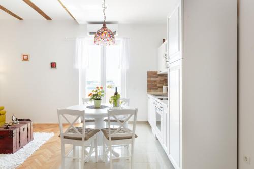 Apartment on the coast-Jere, Split (photo 9)