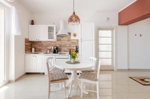 Apartment on the coast-Jere, Split (photo 4)