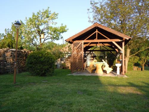 المرافق, apartman-kata in Fertod