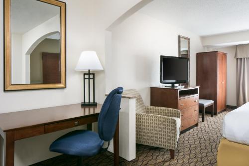 Holiday Inn Express & Suites Clinton, an IHG Hotel