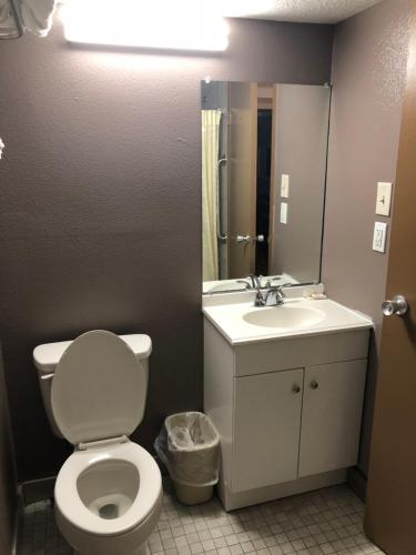 Economy Inn North Randall - image 8