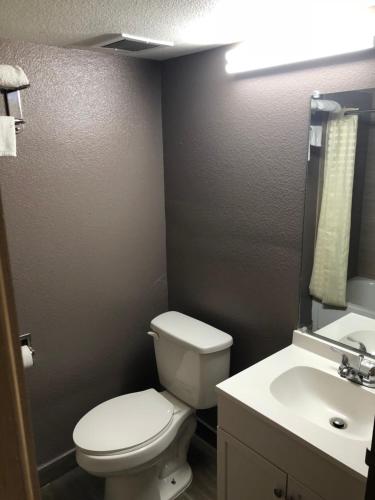 Economy Inn North Randall - image 9
