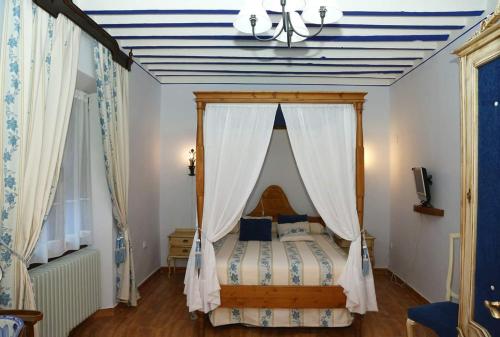 Casa Rural la Quinteria de Sancho piscina para tres apartamentos in Argamasilla De Alba