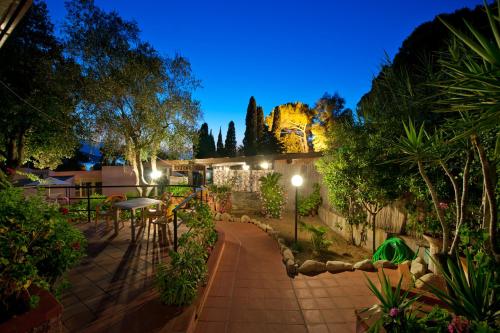 Сад, Hotel Casa Rosa in Портоферайо