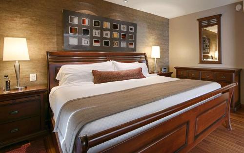 Deluxe King Room with Balcony - Non Smoking