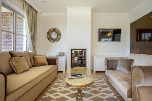1 queen bed, 2 sofa beds