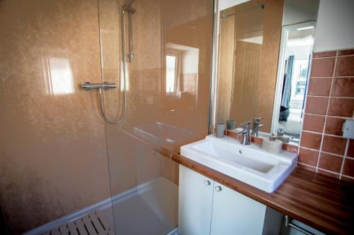 Waters Edge Holiday Apartments - image 10
