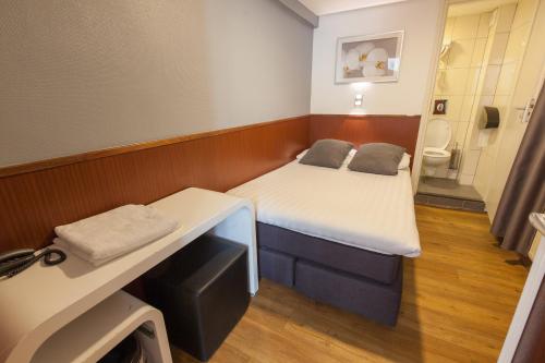 Double Room image 3