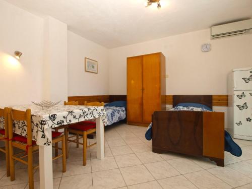 Apartment image 8