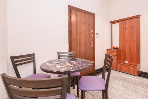 TOP CENTER The Coffee House One Bedroom Apartment