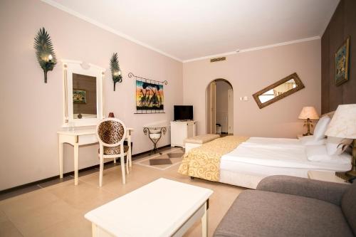 2 twin beds, 1 sofa bed