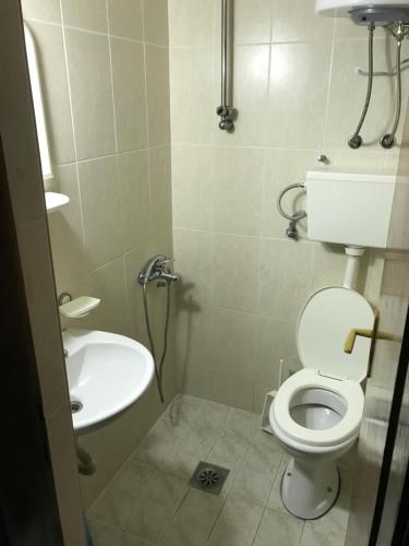 One-Bedroom Apartment image 2