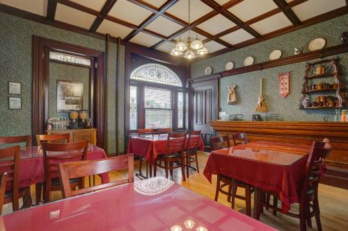 Restaurant, Greystone Manor in Bird In Hand (PA)