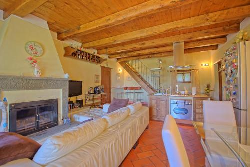 Konyha, Villa Margherita by PosarelliVillas in Adatti
