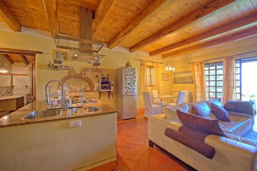 Konyha, Villa Margherita by PosarelliVillas in Adatti