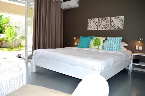 Summerdays Studios - Tap to explore photos